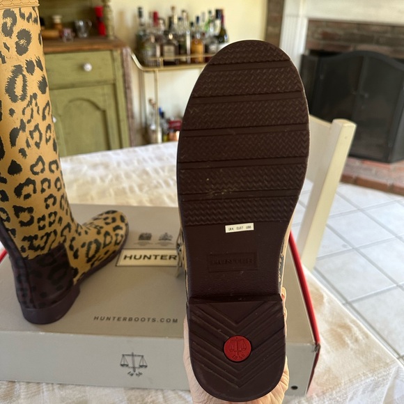 HUNTER Original Leopard Print Refined Tall Waterproof Rain Boot
Size 6 - Picture 7 of 11